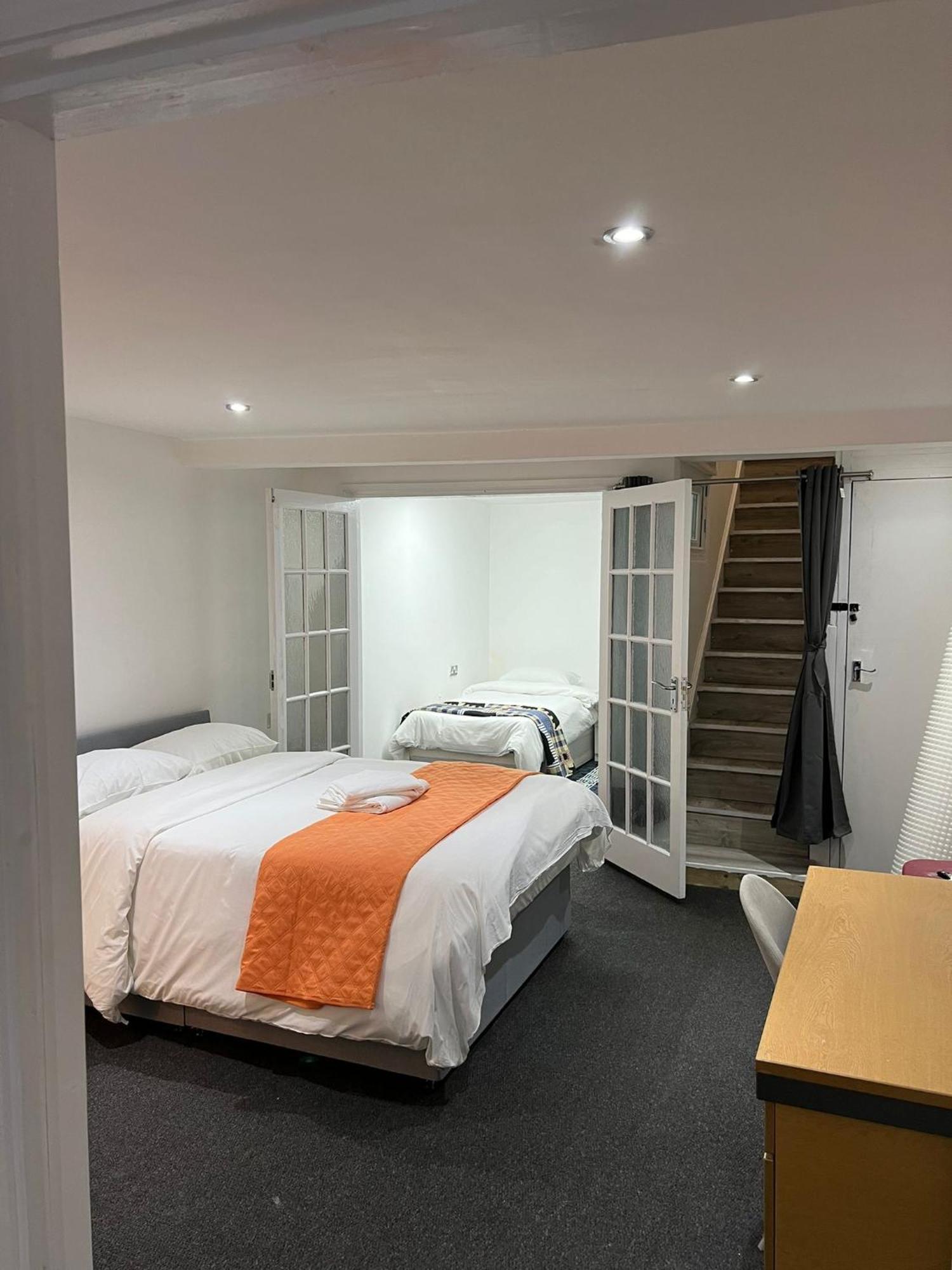 Appartamento Starlet Manor Park Londra Esterno foto