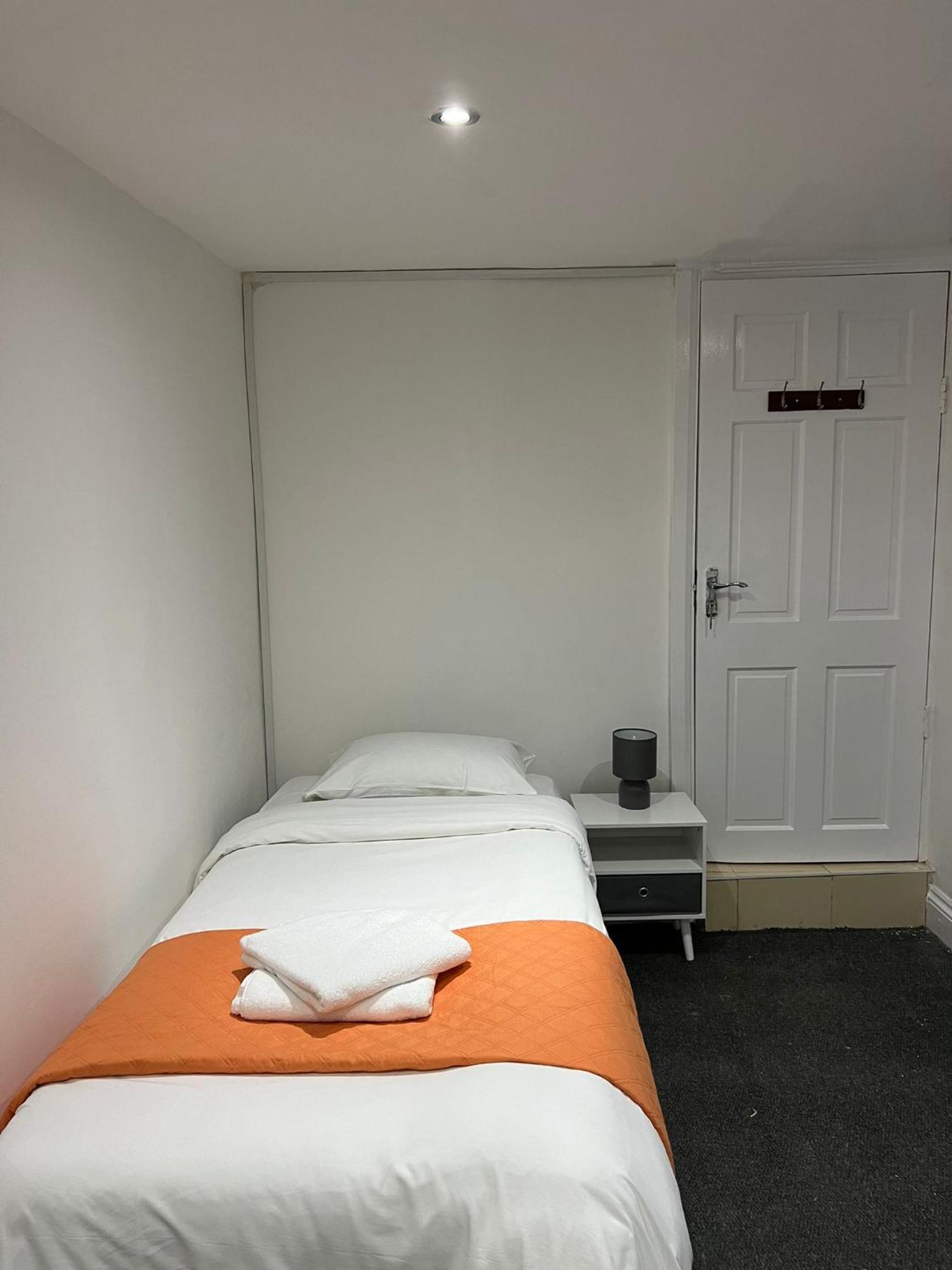 Appartamento Starlet Manor Park Londra Esterno foto